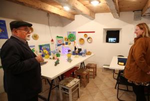 PRIREDITEV V GALERIJI MARTIN KRPAN 13 FOTO LJUBO VUKELIČ